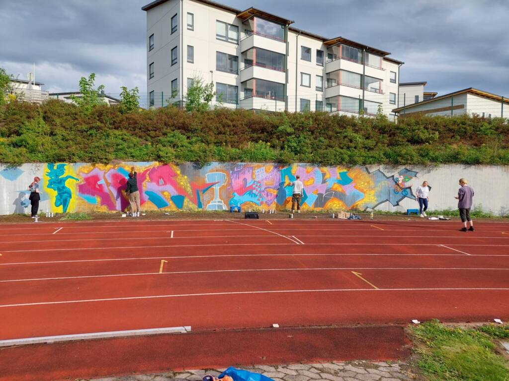 Graffitimaalausta Apian urheilukentällä