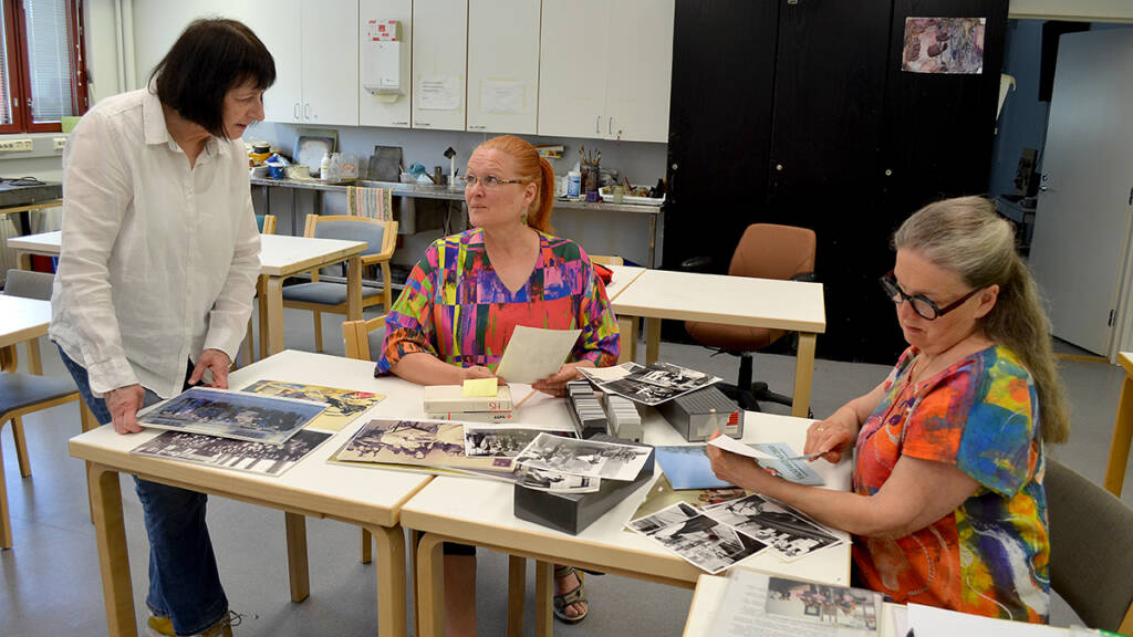 Kudonnan opettaja Terhi Käpyaho (vas.), koulutuspäällikkö Riitta Ala- Krekola ja käsityönopettaja Maarit Humalajärvi valitsemassa juhlanäyttelyn kuvamateriaalia.