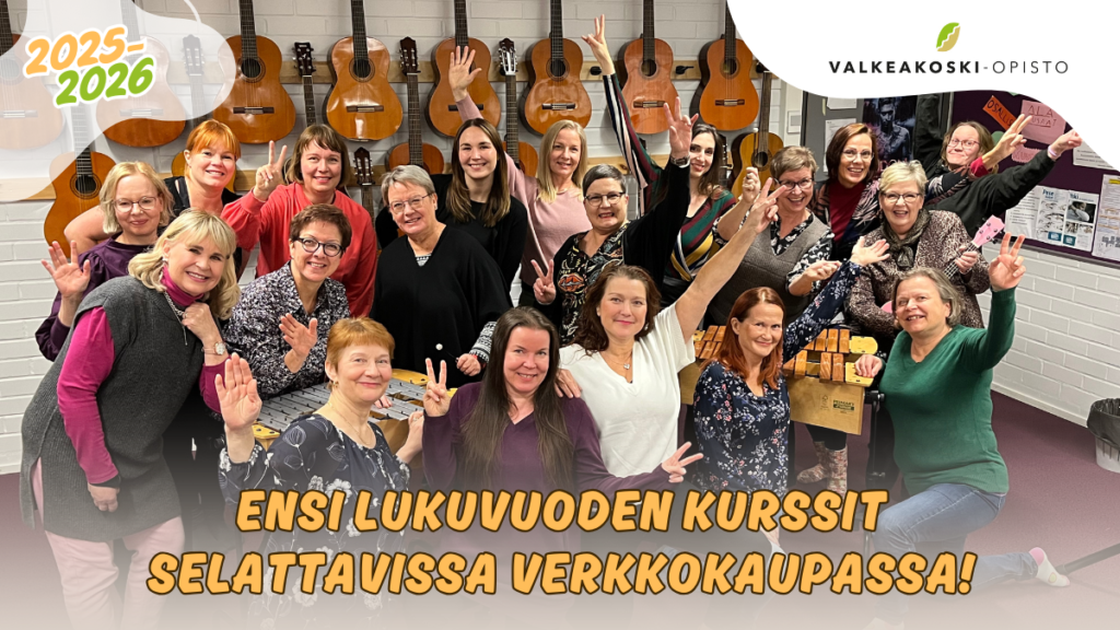 Ryhmä kuorolaisia poseeraa ja kuvan päällä teksti Ensi lukuvuoden kurssit selattavissa verkkokaupassa.
