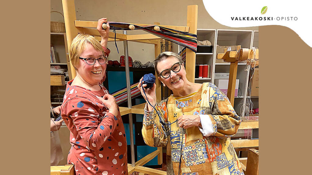 Kaksi kutojaa hymyilee iloisesti.