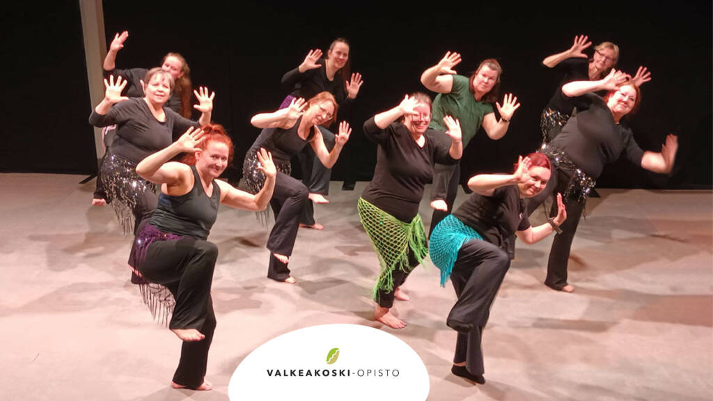 Naisten tanssiryhmä esiintyy.